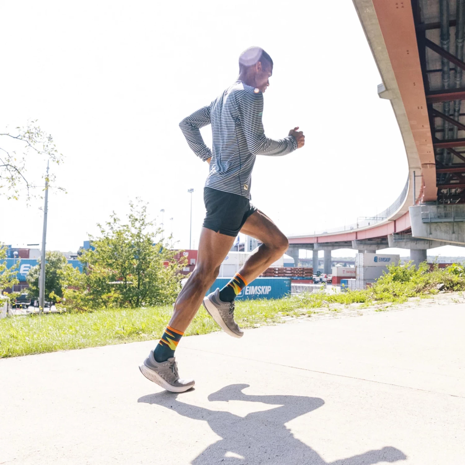 Darn Tough Men's Bolt Micro Crew Ultra-Lightweight Running Sock 5 Darn Tough Men's Bolt Micro Crew Ultra-Lightweight Running Sock - Image 3